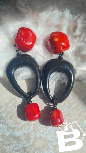 Boucles doreilles - clips en corail et ébène signées Nature