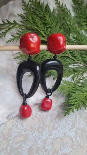 Boucles doreilles - clips en corail et ébène signées Nature