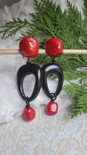 Boucles doreilles - clips en corail et ébène signées Nature