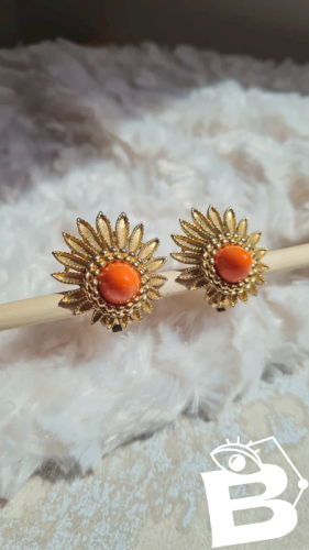 Boucles doreilles- clips- en métal doré et saumon signées Marboux