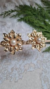 Vintage flower-shaped clip earrings