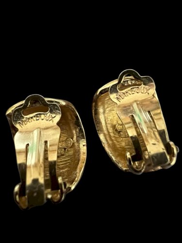 Boucles d’oreilles demi Créole vintage Marcel Boucher vers 1970 émaillée Couture