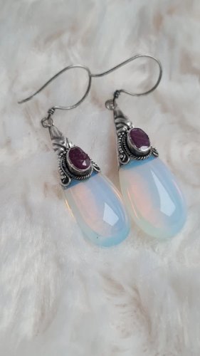 Boucles doreilles en argent grenat et en verre opaline