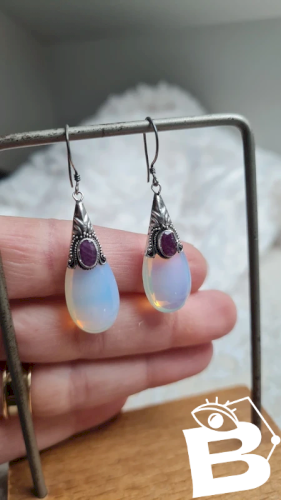 Boucles doreilles en argent grenat et en verre opaline