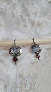 Boucles doreilles en argent grenat et pierre de lune