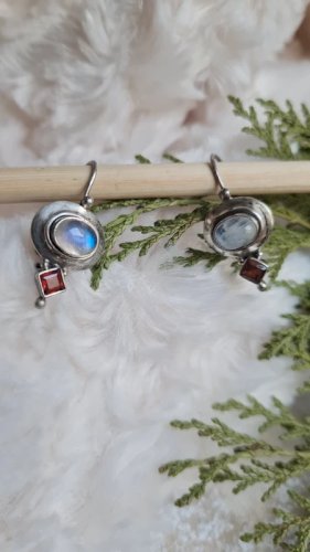 Boucles doreilles en argent grenat et pierre de lune