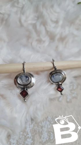 Boucles doreilles en argent grenat et pierre de lune
