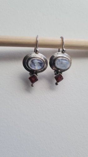 Boucles doreilles en argent grenat et pierre de lune