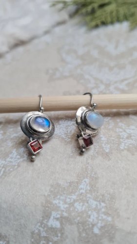 Boucles doreilles en argent grenat et pierre de lune