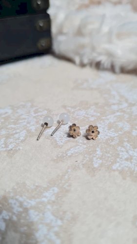 Boucles doreilles - puces anciennes en argent et perles en verre