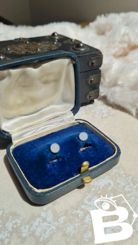 Boucles doreilles - puces anciennes en argent et perles en verre