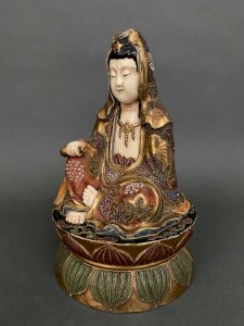 Bouddha Satsuma Japon XXe rehauts dorés signé à l'encre rouge M3047