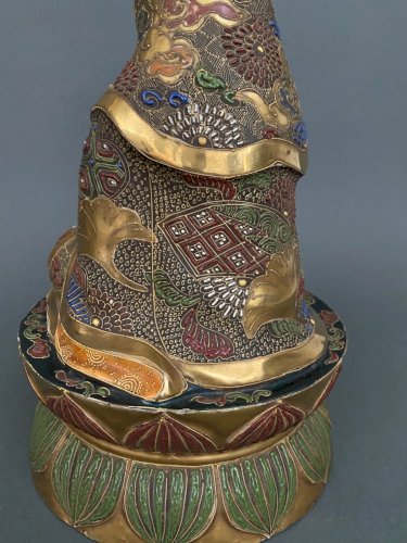 Bouddha Satsuma Japon XXe rehauts dorés signé à l'encre rouge M3047