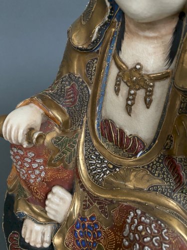 Bouddha Satsuma Japon XXe rehauts dorés signé à l'encre rouge M3047