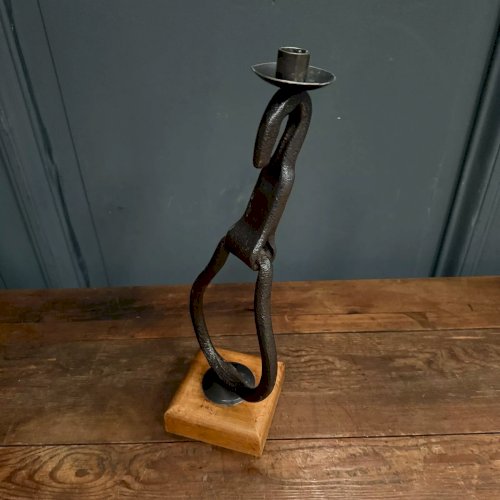 Bougeoir 1 feu travail de ferronnerie 1970 patine noire socle en bois L8760