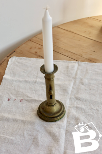 Bougeoir ancien en laiton à bouton poussoir
