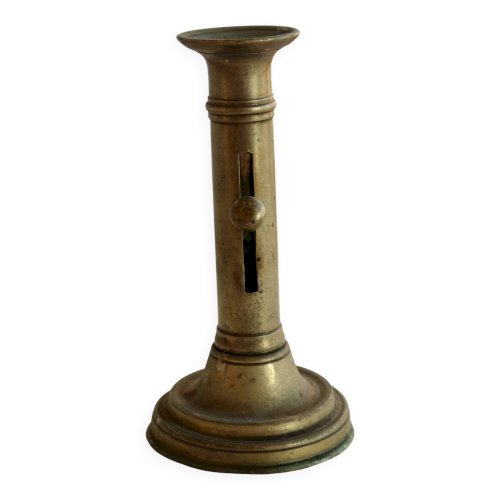 Bougeoir ancien en laiton à bouton poussoir