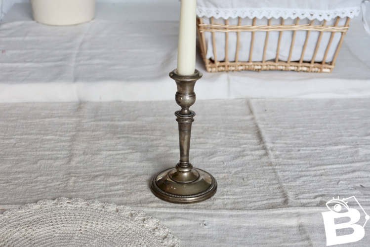 Bougeoir ancien en métal argenté – Décor perlé