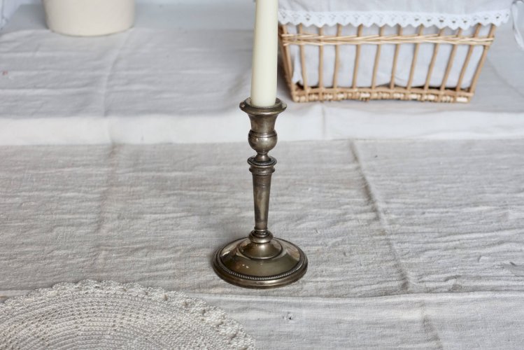 Bougeoir ancien en métal argenté – Décor perlé