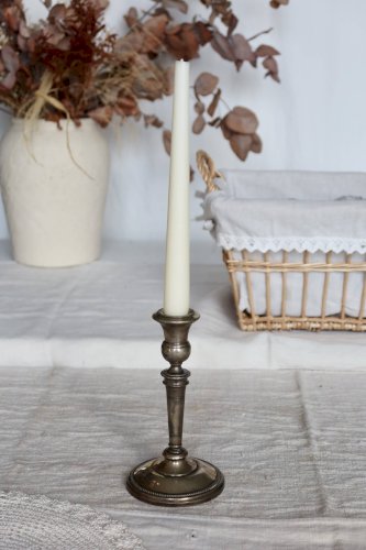 Bougeoir ancien en métal argenté – Décor perlé