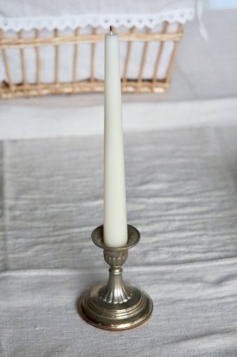 Bougeoir ancien en métal patiné, décor coquillage