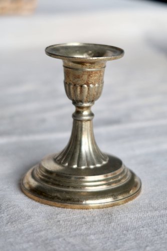 Bougeoir ancien en métal patiné, décor coquillage