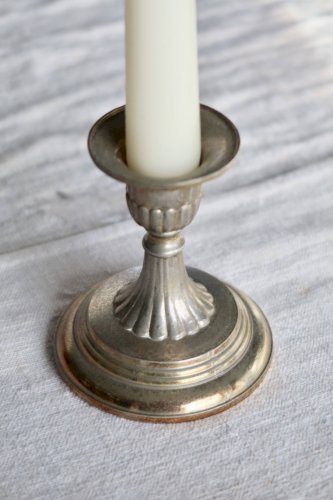 Bougeoir ancien en métal patiné, décor coquillage