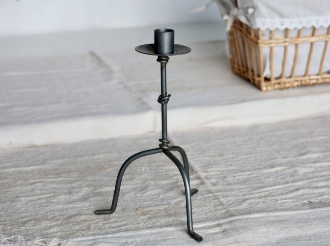 Bougeoir ancien tripode en métal décor nœuds