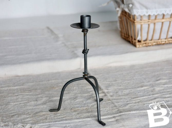 Bougeoir ancien tripode en métal décor nœuds