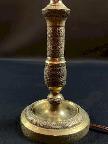 Bougeoir en bronze à décor guilloché d'époque Restauration monté en lampe