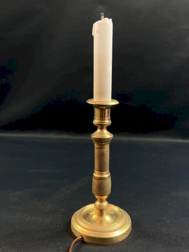 Bougeoir en bronze à décor guilloché d'époque Restauration monté en lampe