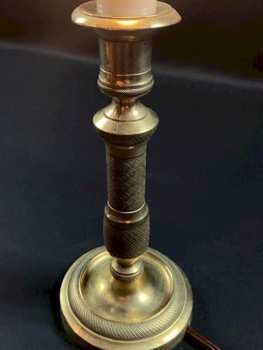 Bougeoir en bronze à décor guilloché d'époque Restauration monté en lampe