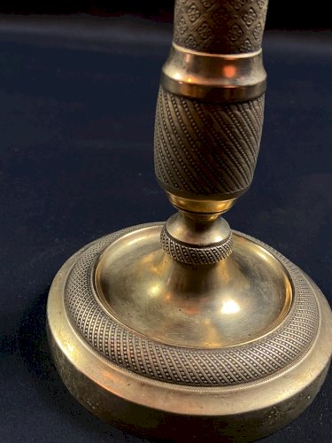 Bougeoir en bronze à décor guilloché d'époque Restauration monté en lampe