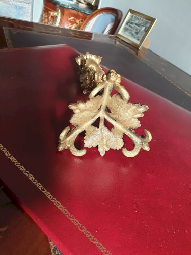 Bougeoir en bronze doré XIXè siècle à motifs de feuilles hauteur 23,5 cm