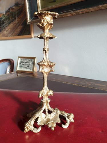Bougeoir en bronze doré XIXè siècle à motifs de feuilles hauteur 23,5 cm