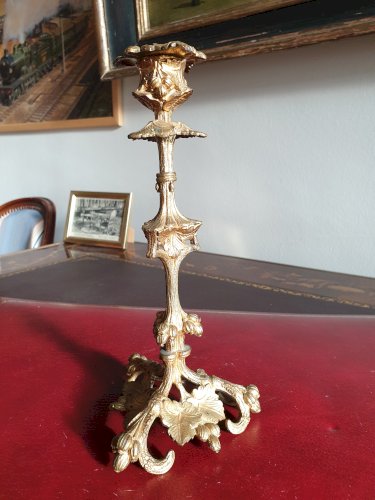 Bougeoir en bronze doré XIXè siècle à motifs de feuilles hauteur 23,5 cm