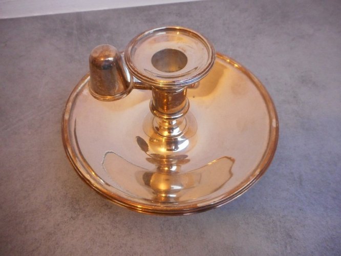 BOUGEOIR EN METAL ARGENTE ANGLAIS