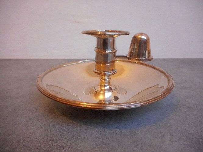 BOUGEOIR EN METAL ARGENTE ANGLAIS