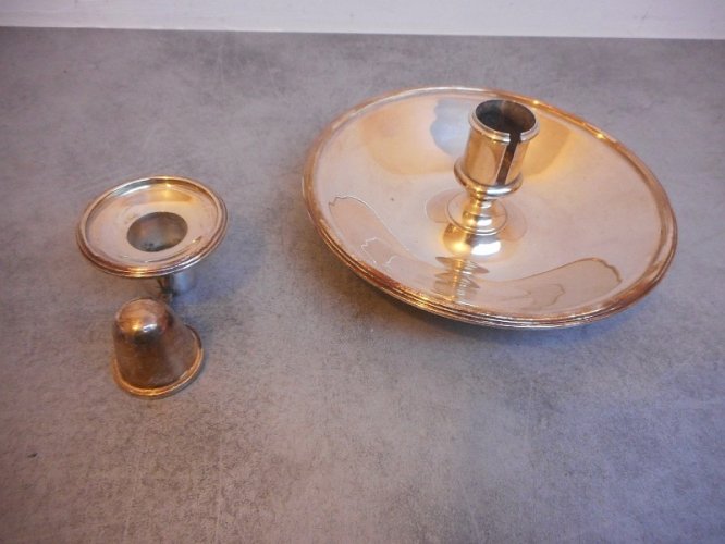 BOUGEOIR EN METAL ARGENTE ANGLAIS