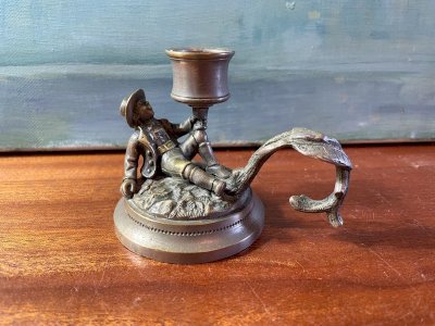 Bougeoir en régule ancien