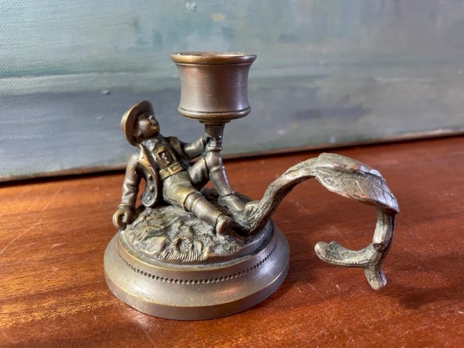 Bougeoir en régule ancien