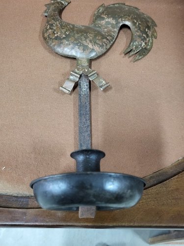 BOUGEOIR EN TOLE REPRESENTANT UN COQ