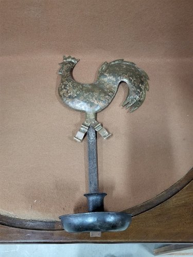 BOUGEOIR EN TOLE REPRESENTANT UN COQ