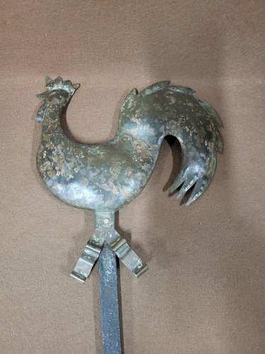 BOUGEOIR EN TOLE REPRESENTANT UN COQ