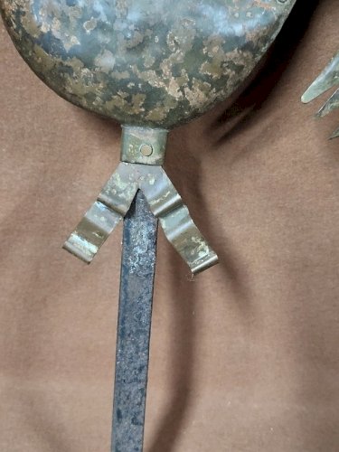 BOUGEOIR EN TOLE REPRESENTANT UN COQ