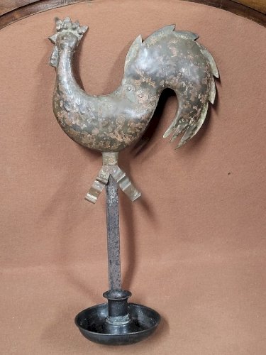 BOUGEOIR EN TOLE REPRESENTANT UN COQ