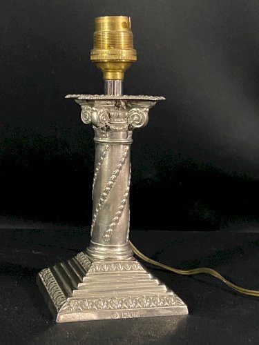Bougeoir monté en lampe réversible en argent anglais de style Corinthien