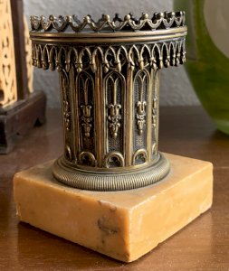 bougeoir ou pyrogène tour en bronze de style gothique socle marbre XIXe