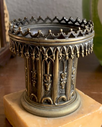 bougeoir ou pyrogène tour en bronze de style gothique socle marbre XIXe