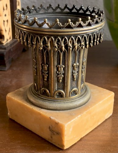 bougeoir ou pyrogène tour en bronze de style gothique socle marbre XIXe